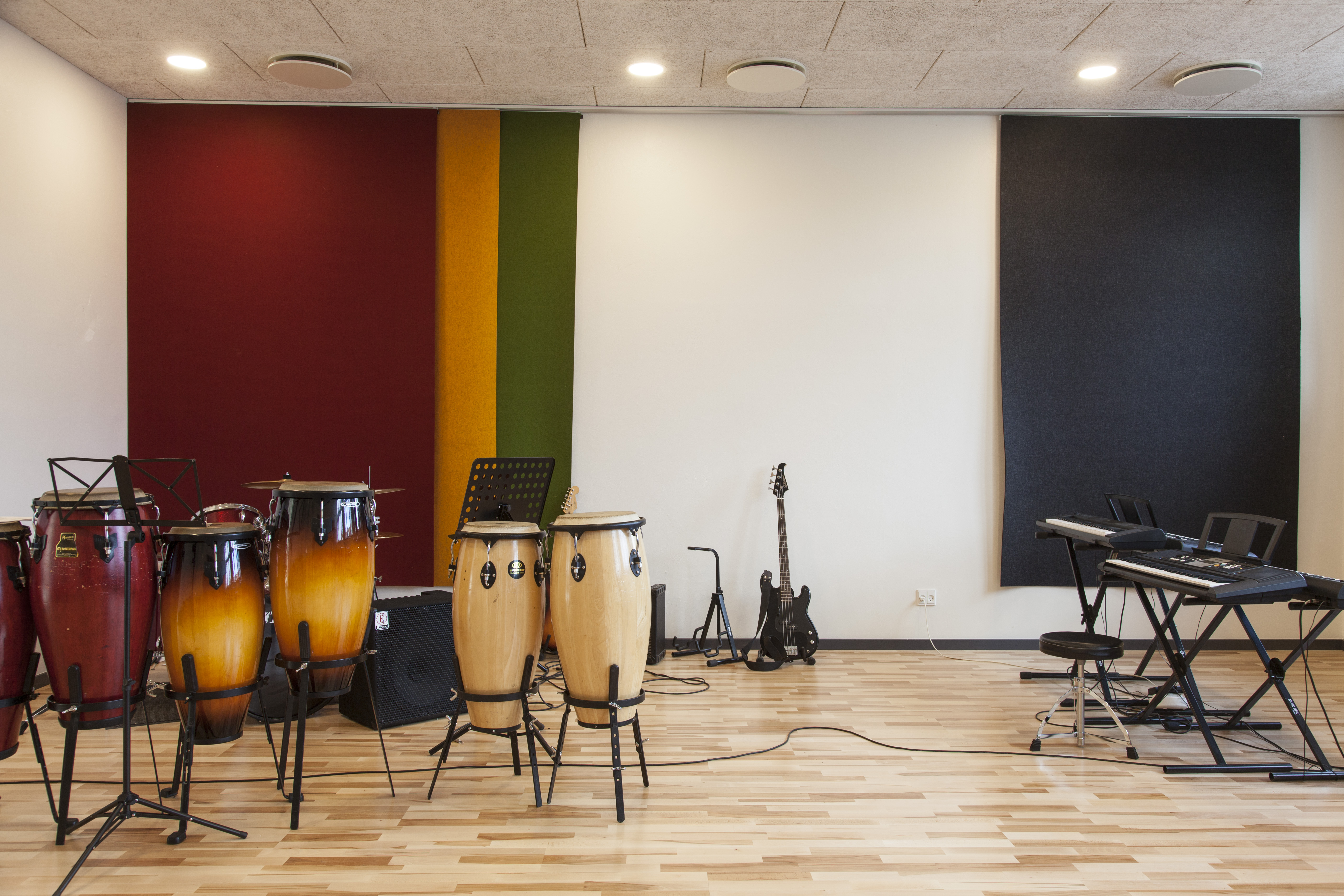 fraster, filt, felt cover, rumafskærmning, roomdivider, akustik, uld filt, inspiration, design, indretning, afskærmning, filtgardin, anne trolles skole